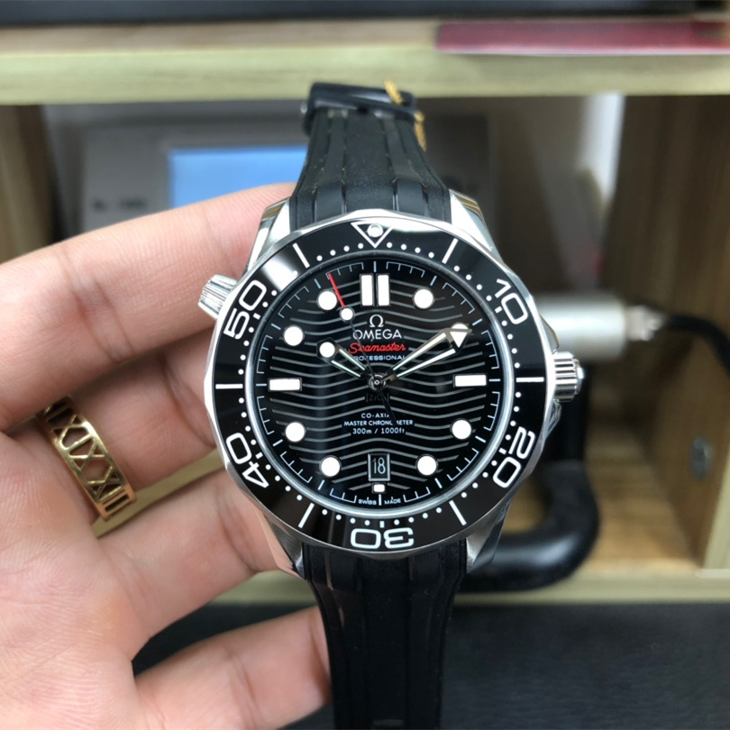 Seamaster Diver 300M 42 mm, steel on rubber strap