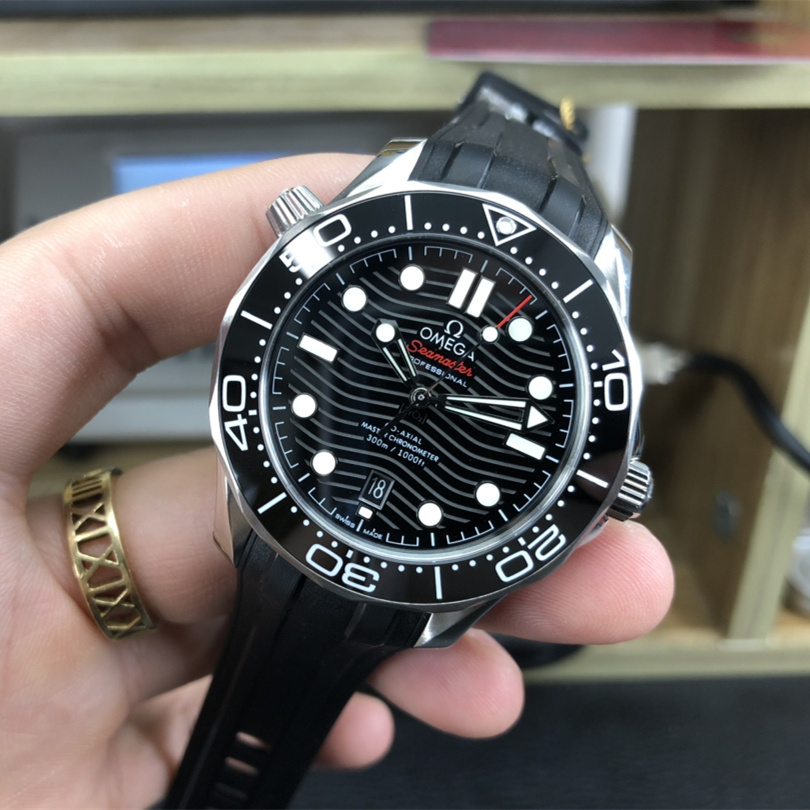 Seamaster Diver 300M 42 mm, steel on rubber strap