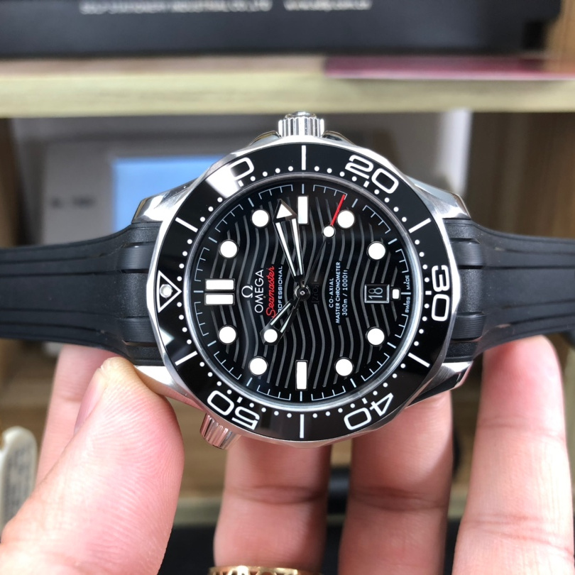 Seamaster Diver 300M 42 mm, steel on rubber strap