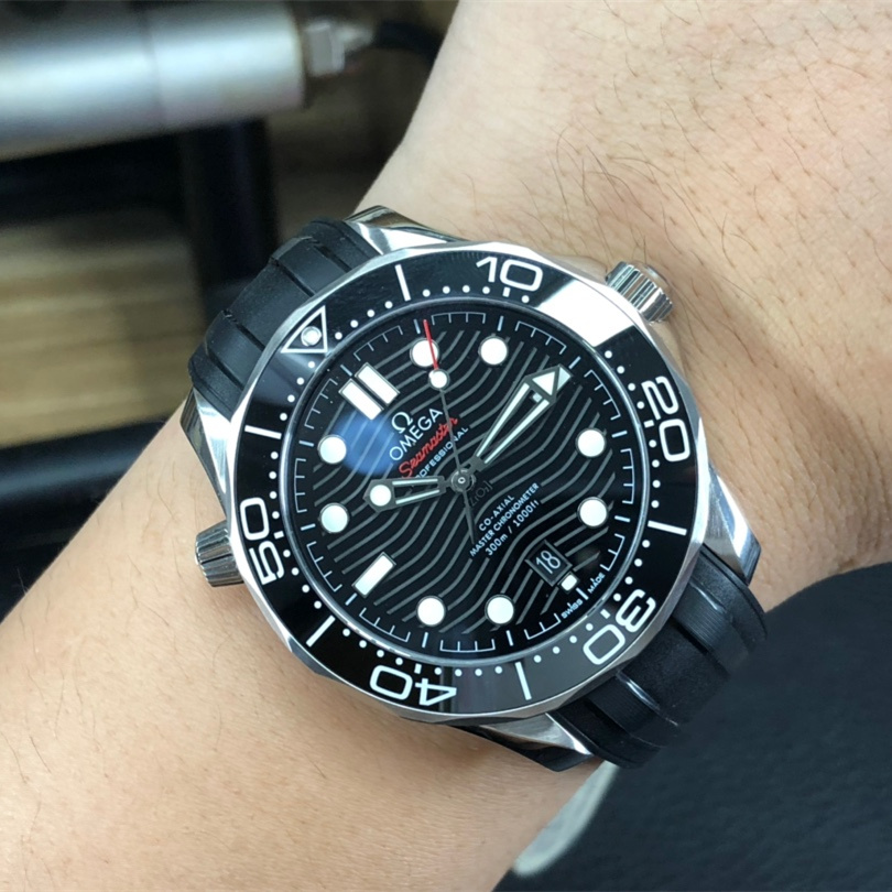 Seamaster Diver 300M 42 mm, steel on rubber strap