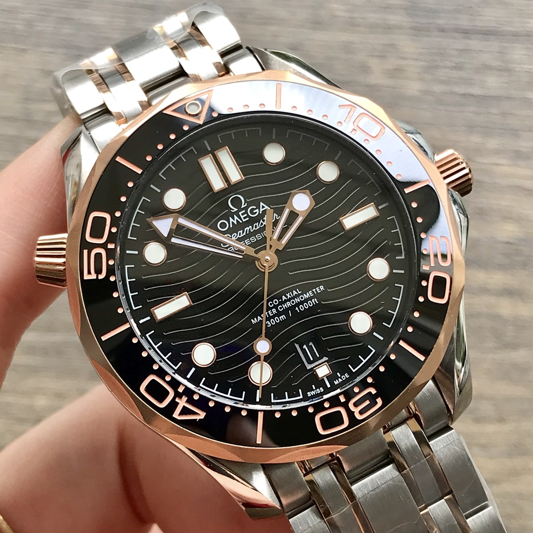 Seamaster Diver 300M 42 mm, steel ‑ Sedna™ gold on steel ‑ Sedna™ gold