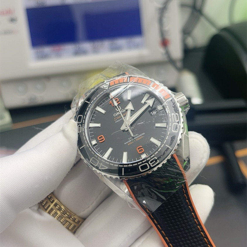 Seamaster Planet Ocean 600M 43.5 mm, steel on rubber strap