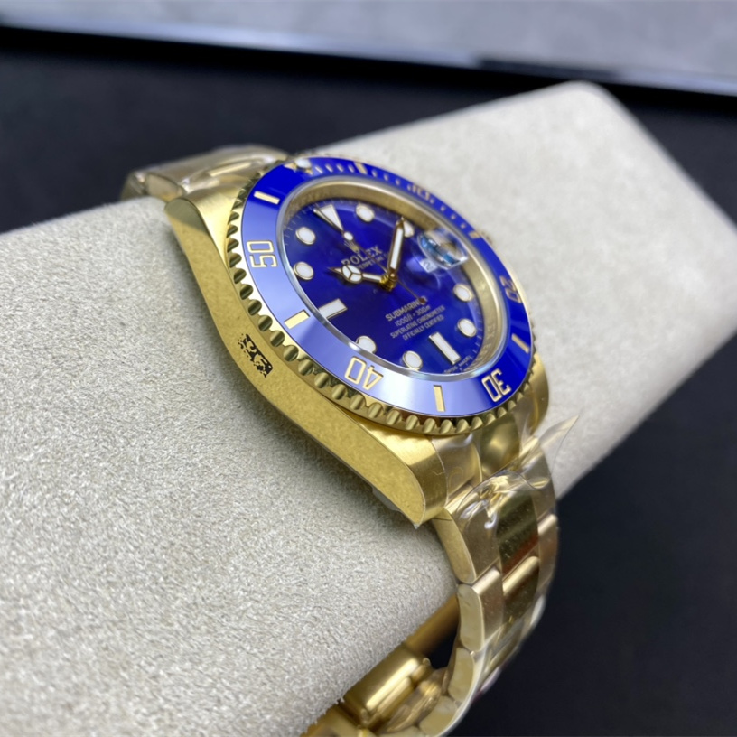 Submariner Date Blue ceramic Oyster, 41 mm, yellow gold