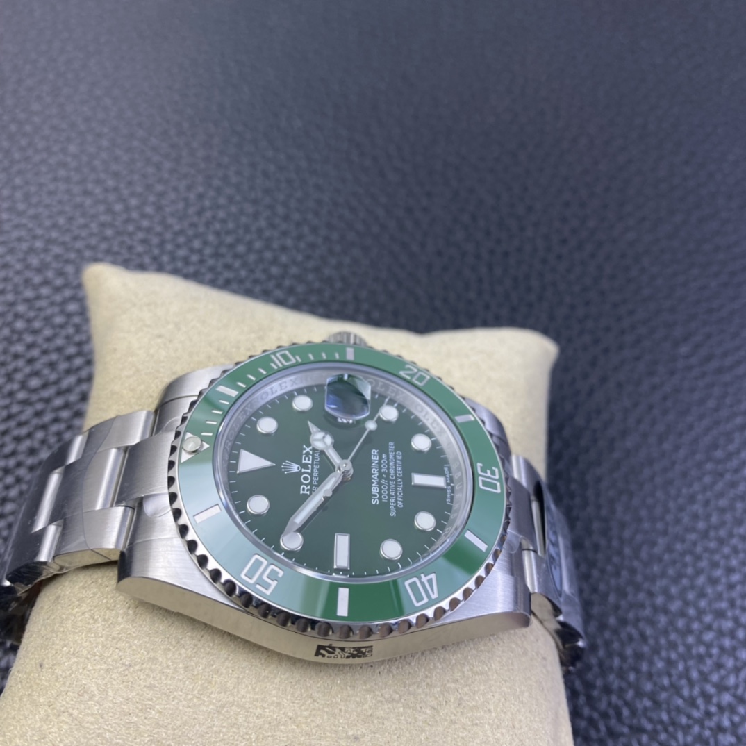 Submariner Date Green ceramic Oyster, 40 mm, Oystersteel