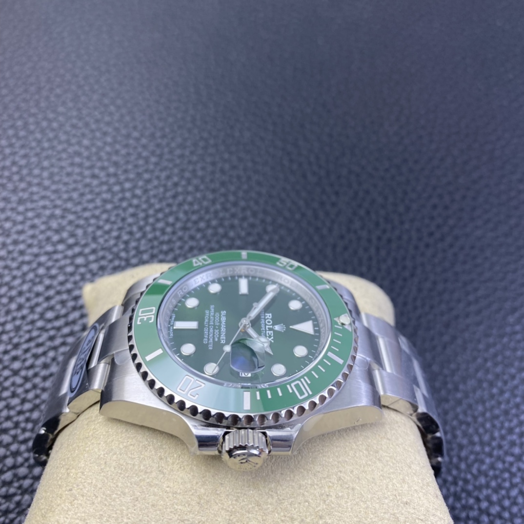 Submariner Date Green ceramic Oyster, 40 mm, Oystersteel