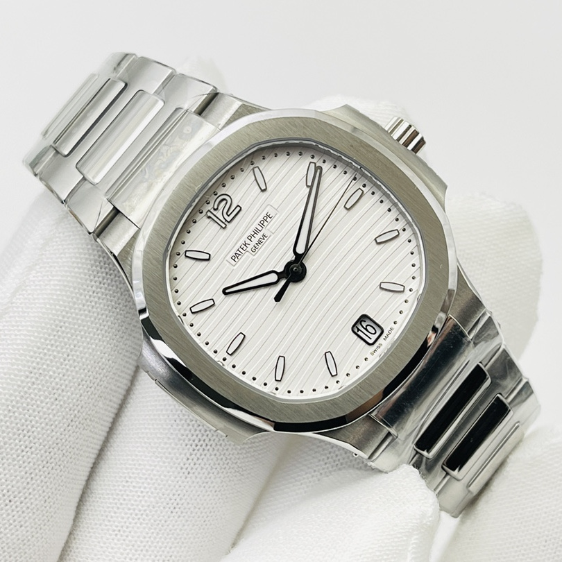 Patek Philippe Nautilus 7118 1A-010 35.2mm