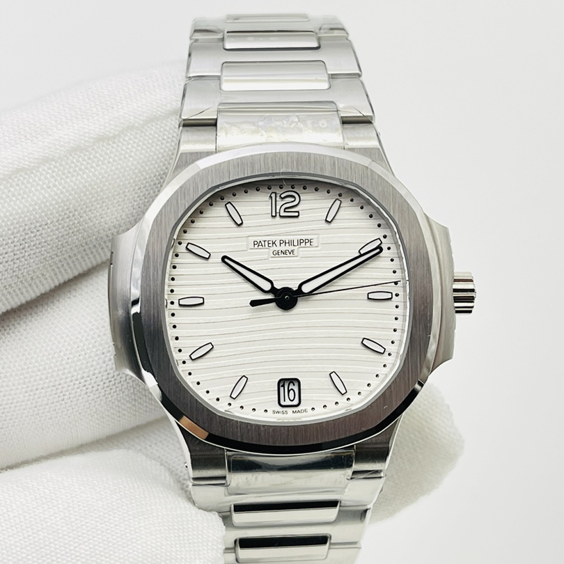 Patek Philippe Nautilus 7118 1A-010 35.2mm