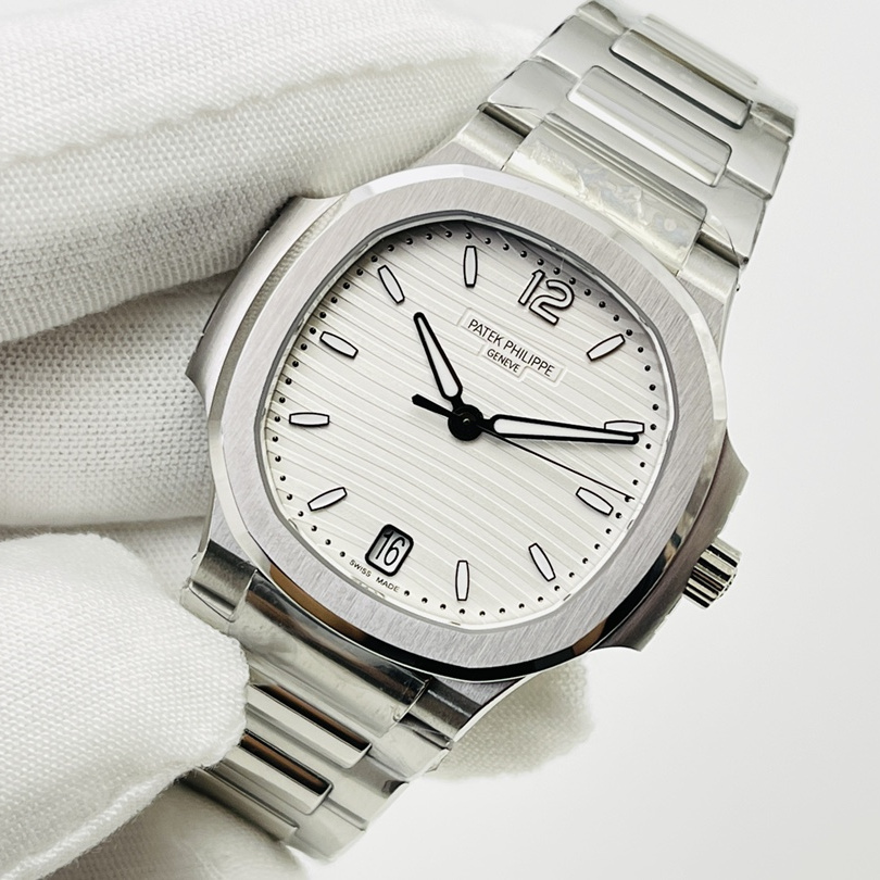 Patek Philippe Nautilus 7118 1A-010 35.2mm