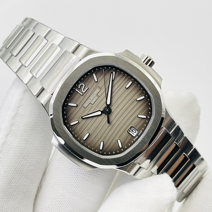 Patek Philippe Nautilus 7118 1A-011 35.2mm