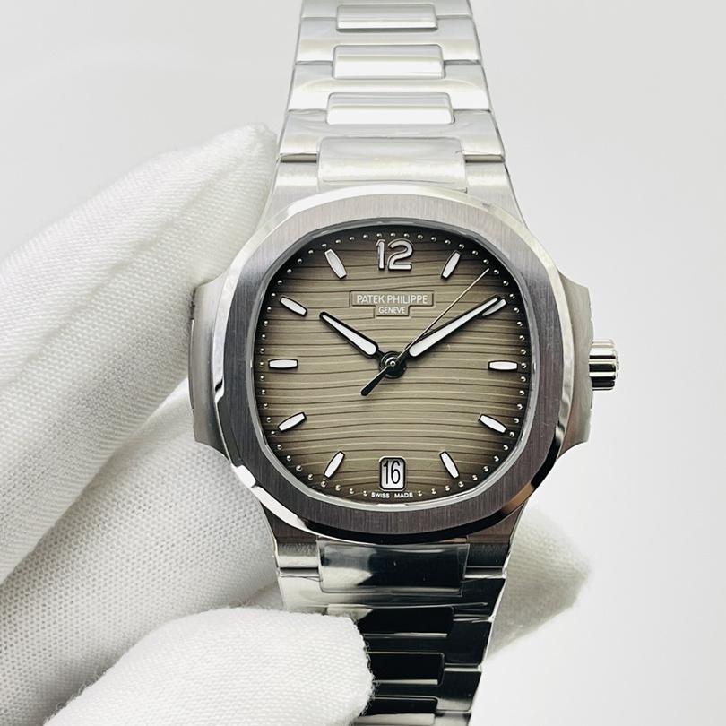 Patek Philippe Nautilus 7118 1A-011 35.2mm