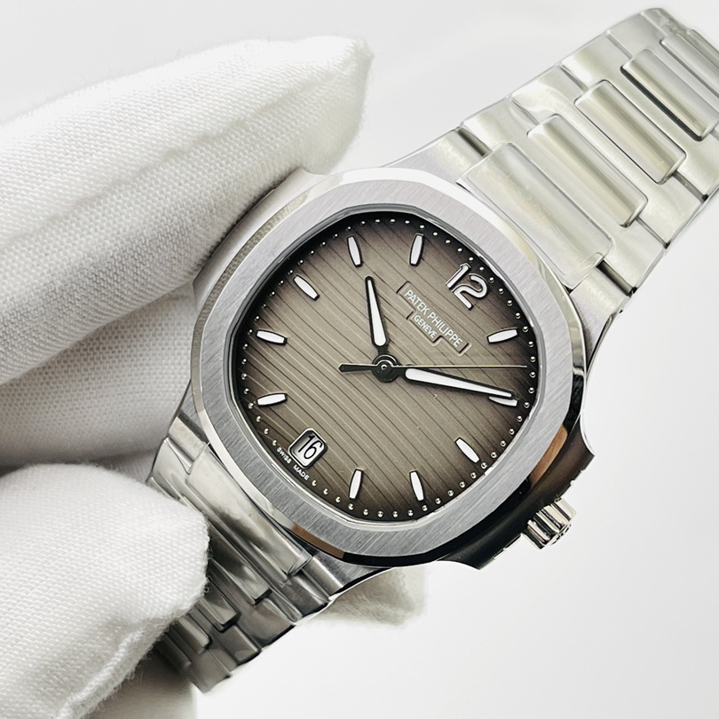 Patek Philippe Nautilus 7118 1A-011 35.2mm